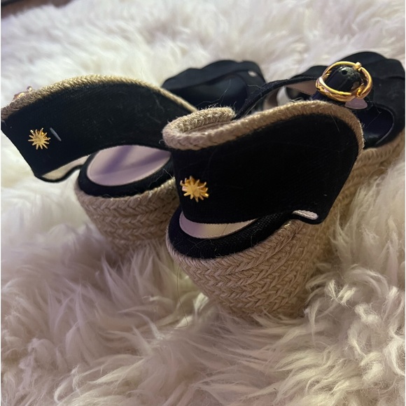 Black cross over inch wedges with gold details - Picture 4 of 4